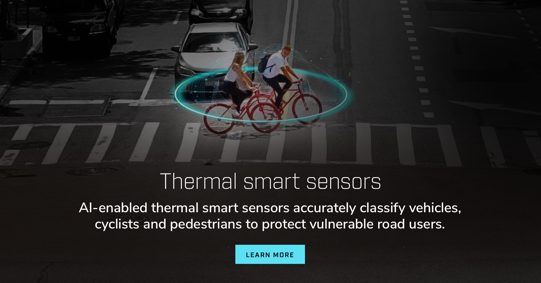 サーマルスマートセンサー。AI対応サーマルカメラは、車両、サイクリスト、歩行者を正確に分類し、脆弱な道路利用者を保護します。