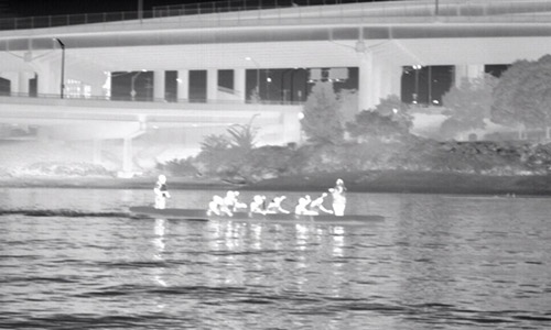 赤外線サーマルカメラで見たボートを漕ぐ人々