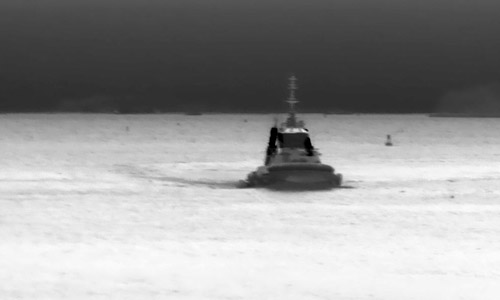 赤外線サーマルカメラで見た、接近してくるタグボート