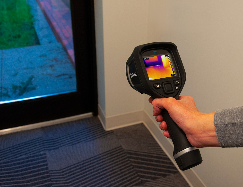 MSX®とWiFiを搭載したFLIR E4 WiFi赤外線カメラ | Teledyne FLIR