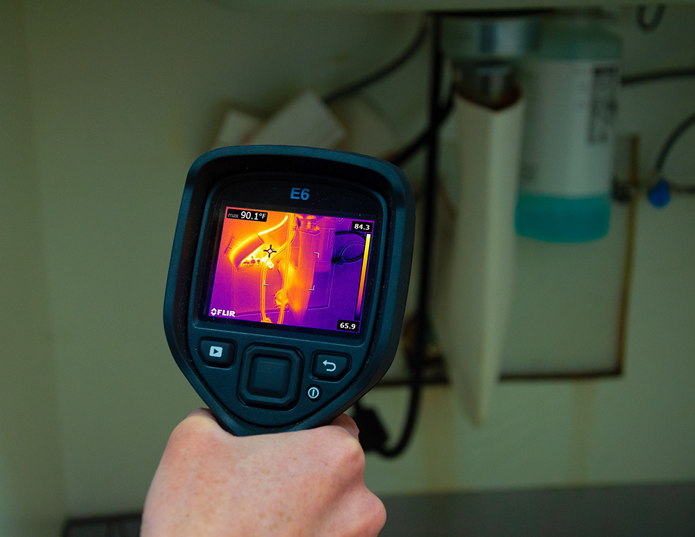 MSX®とWiFiを搭載したFLIR E4 WiFi赤外線カメラ | Teledyne FLIR